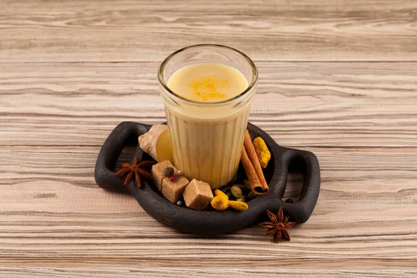 印尼语Bandrekginger茶它是用椰奶或炼乳和各种香料制成的 这种饮料在爪哇岛上很受欢迎 木制背景 选择性重点 — 图库照片