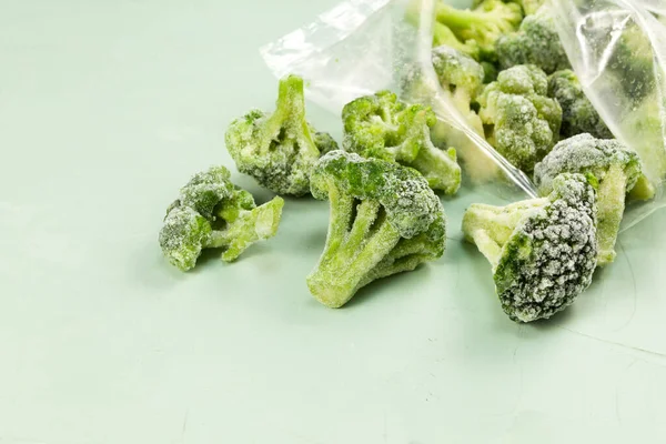 Igelitového Sáčku Vytekla Zmrzlá Brokolice Světlé Pozadí Kopírovacím Prostorem Selektivní — Stock fotografie
