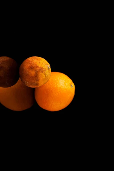 Αποξηραμένο Χαλασμένο Πορτοκαλί Ένα Αφηρημένο Σκούρο Θολό Φόντο Ένα Χώρο — Φωτογραφία Αρχείου