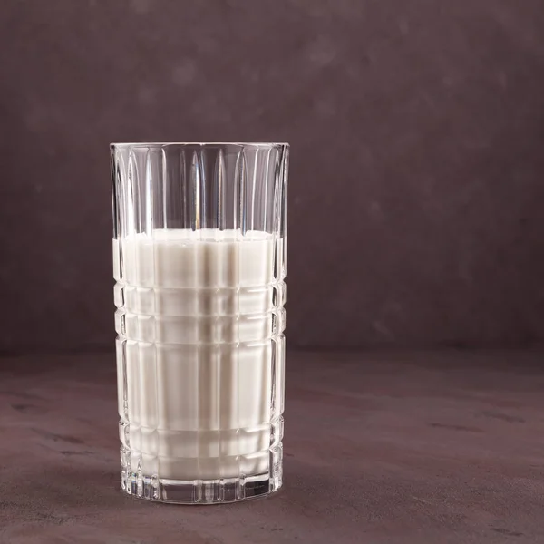 Ayran Kefir Bicchiere Uno Sfondo Marrone Bevanda Lattea Fermentata Fredda — Foto Stock