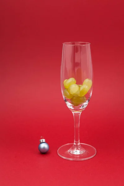 Twaalf Druiven Een Glas Voor Mousserende Wijn Cava Selectieve Focus — Stockfoto