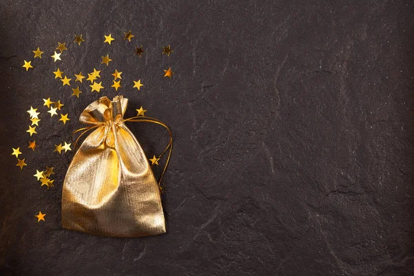 Золотий Різдвяний Подарунковий Мішок Золотисті Зіркові Блискітки Темному Текстурованому Кам — стокове фото