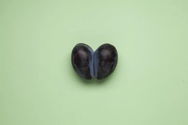 Двойная Слива Форме Сердца Зеленом Фоне Уродливый Чернослив Плоская Лежала — стоковое фото
