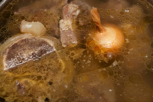 牛肉の骨 クローズアップ スープは鍋で調理されます 骨にはコラーゲンが含まれており タンパク質の構成要素であるアミノ酸が体内に供給されます — ストック写真