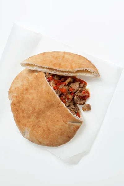 Pita Pão Árabe Recheado Com Carne Legumes Fundo Claro Close — Fotografia de Stock