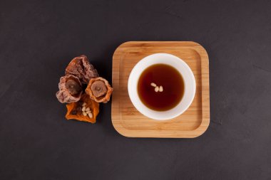 Sujeonggwa geleneksel bir Kore içkisidir. Koyu kırmızımsı kahverengidir ve genellikle çam fıstığı ile süslenir (kurutulmuş hurma). Soğuk servis edildi..