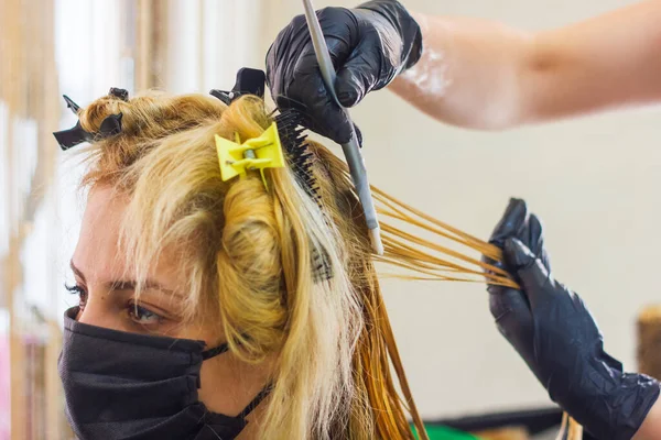 Kuafördeki Genç Kadın Kuaför Müşterinin Saçını Süslüyor — Stok fotoğraf