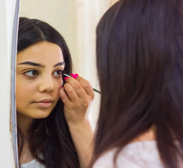 Maskara Süren Genç Bir Kadın Makyaj Yapan Bir Kadın Aynanın — Stok fotoğraf