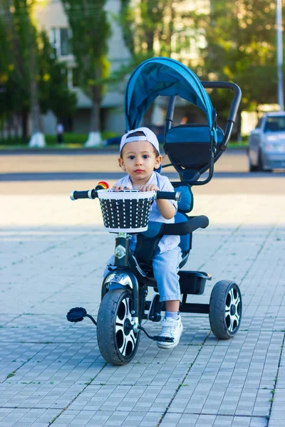 Маленький Мальчик Велосипеде Маленький Мальчик Велосипеде Маленький Мальчик Велосипеде — стоковое фото