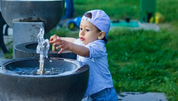 Menino Brincando Com Água Parque — Fotografia de Stock