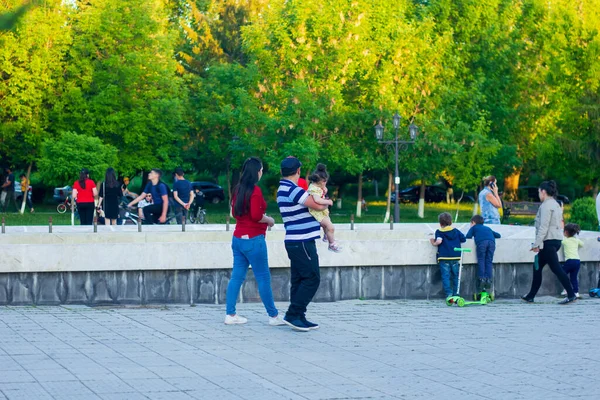 Люди Прогуливаются Парке Группа Людей Гуляет Парке — стоковое фото