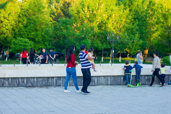 Parkta Yürüyen Insanlar Parkta Yürüyen Bir Grup Insan — Stok fotoğraf