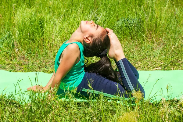 Bambina Sul Campo Bambina Che Esercizi Yoga Nel Parco — Foto Stock