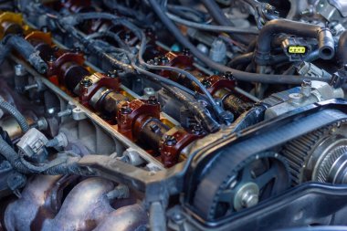 Arabanın motoru, araba motoru detayı.