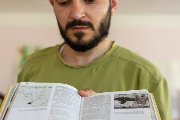 Genç Adam Kitap Okuyor Adam Kitap Okuyor — Stok fotoğraf