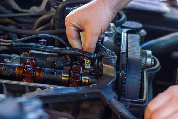 Automechaniker Reparatur Auto Motor Automechaniker Reparatur Auto Motor — Stockfoto