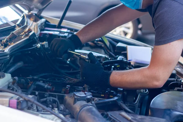 Automechaniker Auf Schutzmaske Befestigung Auto Motor Automechaniker Ist Die Reparatur — Stockfoto