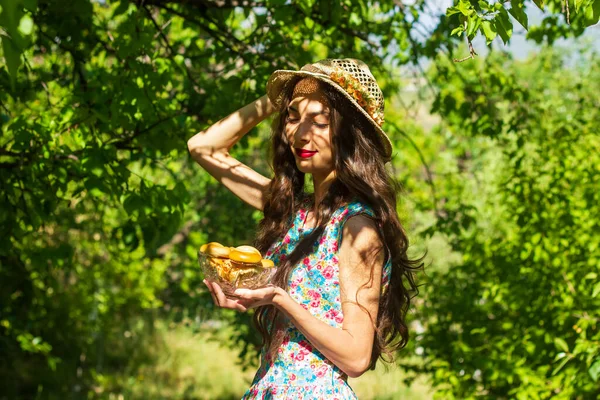 Giovane Donna Piedi Con Vaso Nella Foresta — Foto Stock