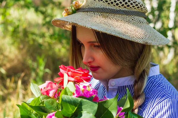 Den Vackra Unga Flickan Med Blommor Skogen — Stockfoto