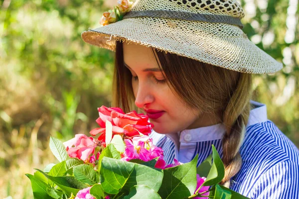 Das Schöne Junge Mädchen Mit Blumen Wald — Stockfoto
