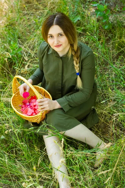 Ung Kvinna Med Korg Med Blommor Skogen — Stockfoto