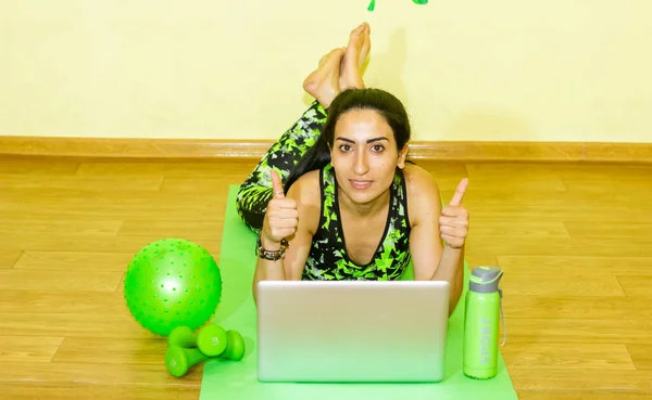 Young Girl Laptop Fitness Club — Stock Photo, Image