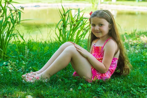 Śliczna Dziewczynka Siedzi Trawie — Zdjęcie stockowe