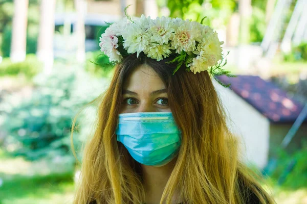 Giovane Donna Con Maschera Medica Una Ghirlanda Fiori — Foto Stock