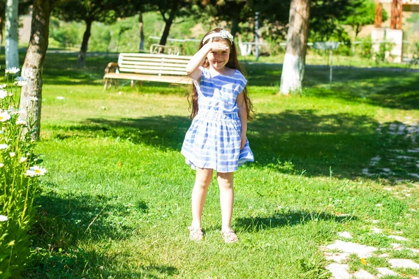 公園の女の子公園の可愛い女の子 — ストック写真