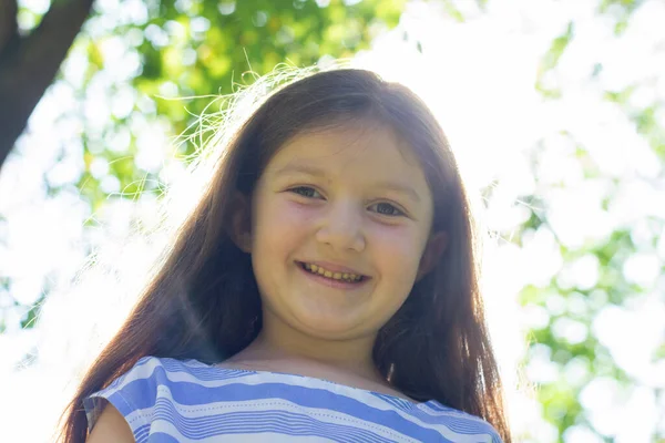 Красивая Девушка Парке Портрет Маленькой Девочки — стоковое фото
