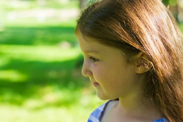 Bella Ragazza Nel Parco Ritratto Una Bambina — Foto Stock