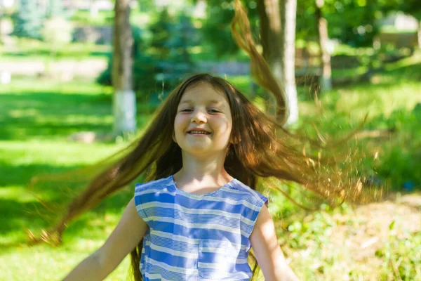 Bella Ragazza Nel Parco Ritratto Una Bambina — Foto Stock