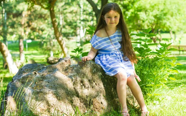 Liten Flicka Sitter Sten Parken — Stockfoto