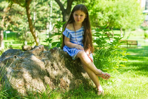 Маленькая Девочка Сидящая Камне Парке — стоковое фото