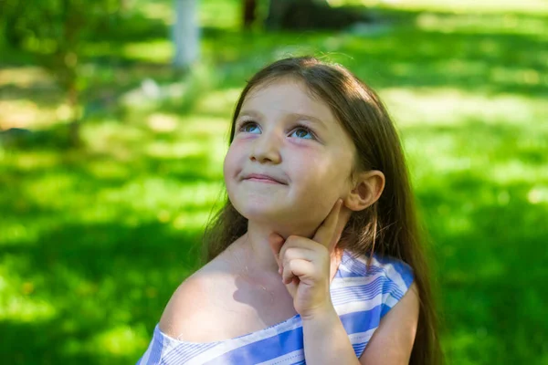 Bella Ragazza Nel Parco Ritratto Una Bambina — Foto Stock