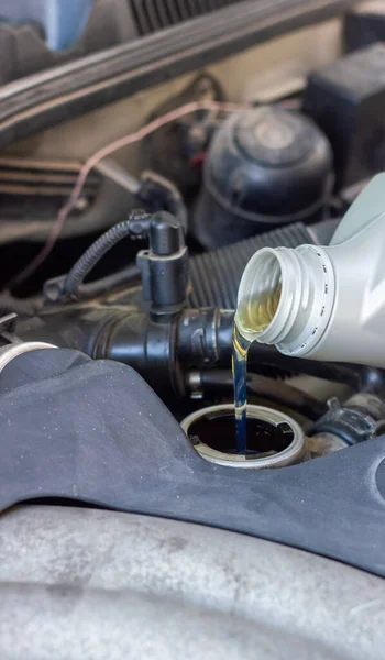 Motoröl Ergießt Sich Auto Motor — Stockfoto