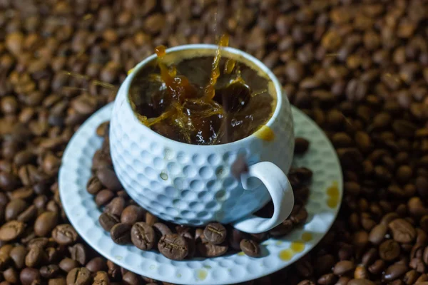 Taza Café Con Frijoles Taza Café Sobre Fondo Café —  Fotos de Stock