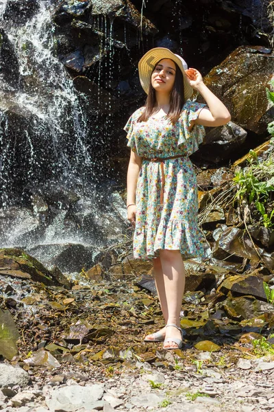 Retrato Jovem Mulher Com Chapéu Palha Jardim — Fotografia de Stock