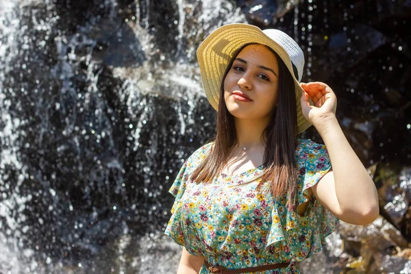 Retrato Jovem Mulher Com Chapéu Palha Jardim — Fotografia de Stock