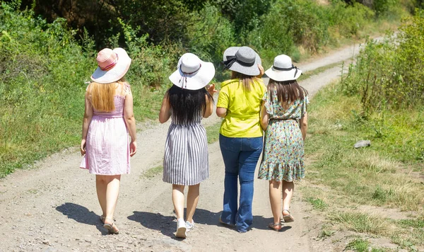 Grupo Chicas Jóvenes Caminando Por Camino Con Sombreros Paja — Foto de Stock