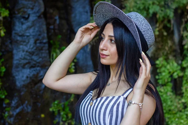 Bahçede Hasır Şapkalı Genç Bir Kadının Portresi — Stok fotoğraf