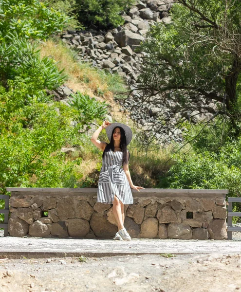 Mujer Joven Sentada Una Pared Piedra Bosque — Foto de Stock