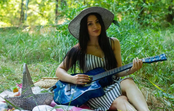 Ung Flicka Spelar Gitarr Ung Kvinna Med Blå Gitarr — Stockfoto