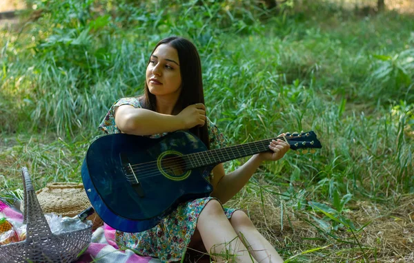 Ung Flicka Spelar Gitarr Ung Kvinna Med Blå Gitarr — Stockfoto