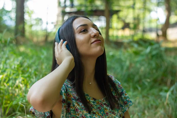 Jovem Mulher Ouvindo Música Com Fones Ouvido — Fotografia de Stock