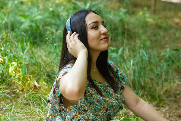 Mujer Joven Escuchando Música Con Auriculares — Foto de Stock