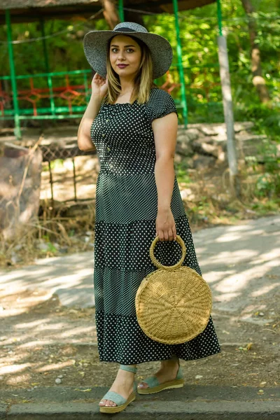 Bahçede Hasır Şapkalı Genç Bir Kadın — Stok fotoğraf