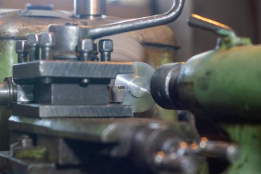 Fabrikada paslı bir endüstriyel makine, endüstriyel bir makineye yakın.