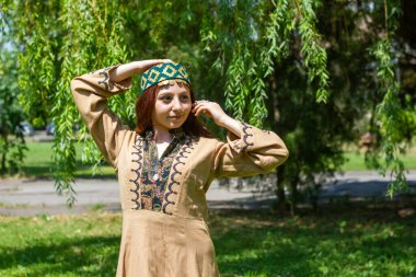 Ormanda geleneksel giysiler içindeki Ermeni genç kadın