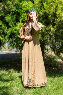Ormanda geleneksel giysiler içindeki Ermeni genç kadın